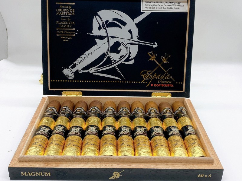 Hình thức bắt mắt và sang trọng của Oscuro Magnum dát vàng